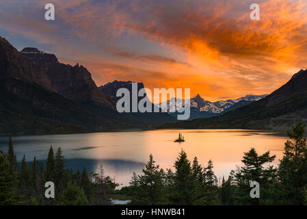 Schöne bunte Sonnenuntergang über St. Mary Lake und Wildgans Insel im Glacier National Park. Fotografie-Landschaft Stockfoto