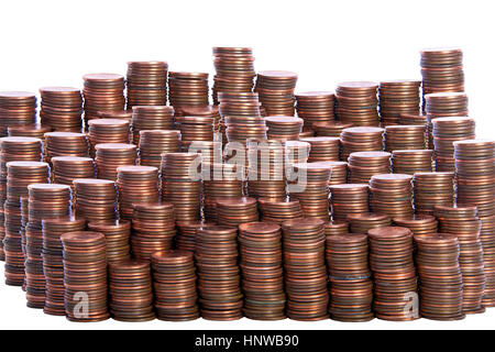 Mehrere Stapel der alten schmutzigen Pennies. Bronze und Kupfer Pennies auf weißem Hintergrund Stockfoto