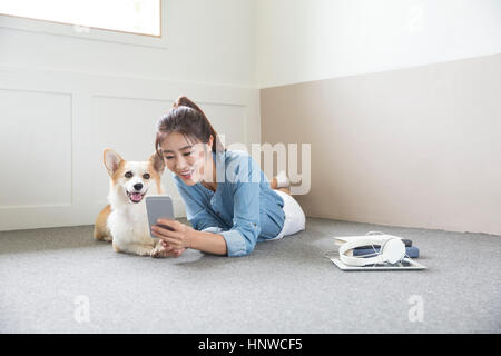 Lächelnde Frau mit Haustier Stockfoto