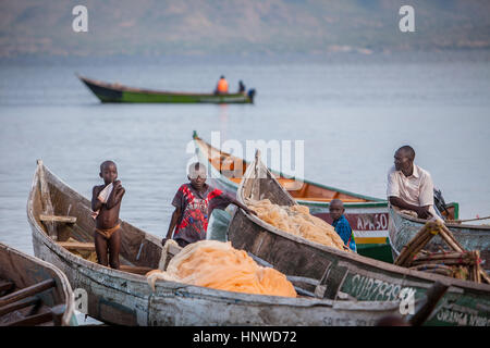 Kinder und Männer in den Hafen, das Fischerdorf Kolunga, Rusinga Island, Victoria-See, Kenia Stockfoto