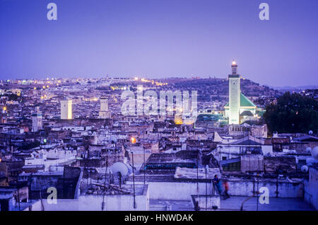 Skyline. Erhöhte Blick über die Medina, Weltkulturerbe der UNESCO, Fes, Marokko, Afrika. Stockfoto