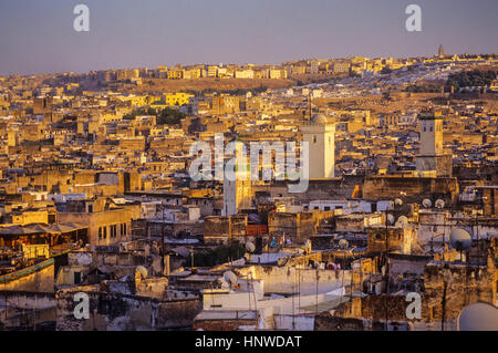 Sonnenuntergang, Skyline. Erhöhte Blick über die Medina, Weltkulturerbe der UNESCO, Fes, Marokko, Afrika. Stockfoto