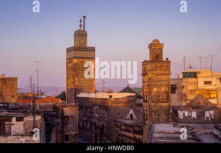 Skyline. Am rechten Minarett von Sidi Lazaze, links Minarett der Medersa Bou Inania, Medina, UNESCO-Weltkulturerbe, Fes, Marokko, Afrika. Stockfoto