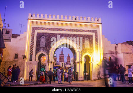 Bab Boujeloud, Durchgang in der Stadtmauer der Altstadt oder Medina, UNESCO-Weltkulturerbe, Fez, Marokko, Afrika. Stockfoto