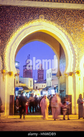 Bab Boujeloud, Durchgang in der Stadtmauer der Altstadt oder Medina, UNESCO-Weltkulturerbe, Fez, Marokko, Afrika. Stockfoto