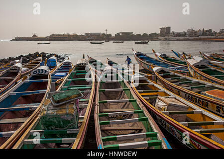 Boote am Strand Fisch Markt von Soumbedioune, Dakar, Senegal Stockfoto