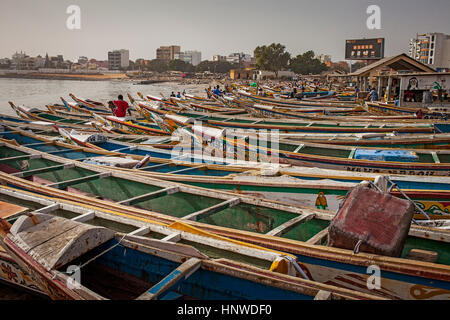 Boote am Strand Fisch Markt von Soumbedioune, Dakar, Senegal Stockfoto