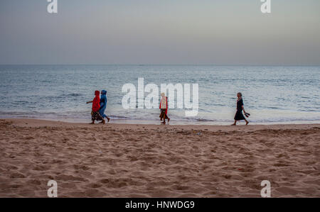 Frauen wandern, Corniche est (Osten), Strandleben, Dakar, Senegal. Stockfoto