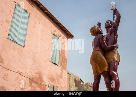 Skulptur zum Gedenken an das Ende der Sklaverei, Insel Goree, in der Nähe von Dakar, Senegal Stockfoto