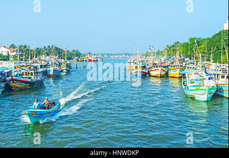 NEGOMBO, SRI LANKA - 25. November 2016: Die Lagune ist der perfekte Ort für den Fischereihafen, die Reihen der Schiffe vor Anker an den Ufern am 25 November ich Stockfoto