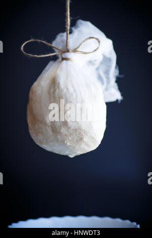 Hüttenkäse in Gaze auf schwarzem Hintergrund Stockfoto