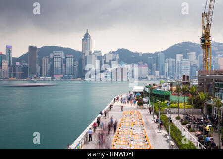 Hong Kong - Februar 20: Unscharfe Menge an der Tsim Sha Tsui Promenade mit Hong Kong Skyline im Hintergrund. Stockfoto