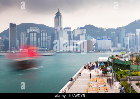 Hong Kong - Februar 20: Unscharfe chinesische Junk-Segel von Tsim Sha Tsui Promenade am 20. Februar 2014. Stockfoto