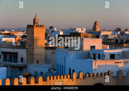 Tunez: Kairouan.Medina. Im Hintergrund rechts, Minarett der großen Moschee Stockfoto