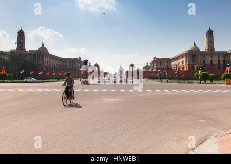 Delhi, Indien - 17. September 2014: indischer Mann, mit dem Fahrrad vor Delhi Regierungsgebäude am 17. September 2014, Delhi, Indien. Stockfoto