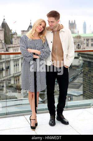 Sienna Miller und Robert Pattinson Teilnahme an "The Lost City Of Z" Photocall im Corinthia Hotel, London. PRESSEVERBAND Foto. Bild Datum: Donnerstag, 16. Februar 2017. Bildnachweis sollte lauten: Isabel Infantes/PA Wire. Stockfoto