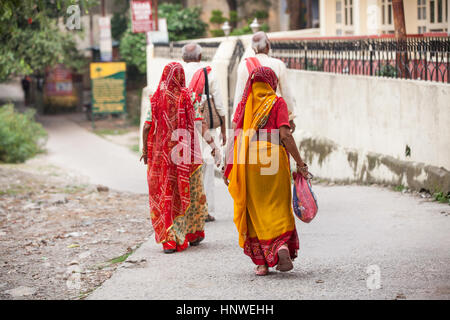 Rishikesh, Indien - 24. September 2014: Indische Frauen in Führungspositionen und Mann in traditioneller Kleidung Fuß die Straße runter in Rishikesh, Indien am 24. September 2014 Stockfoto