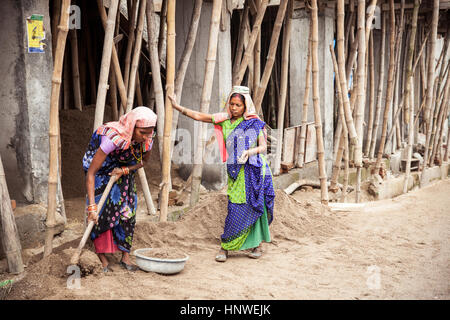 Dharamsala, Indien - 28. September 2014: indische Frauen, die Arbeiten an der Baustelle Dharamsala, Indien. Stockfoto