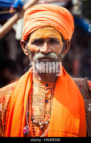 Rishikesh, Indien - 22. September 2014: Das Porträt der indischen Heiligen Mann in orange traditionelle Kleidung auf der Straße von Rishikesh, Indien. Stockfoto