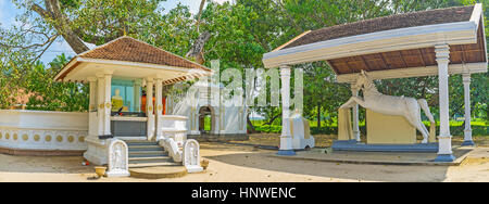 Panorama der Thaniwalla Devalaya Tempel mit Buddha-Altar auf dem Bodhi-Baum, Schrein und die weißen Pferd Statue, Madampe, Sri Lanka. Stockfoto