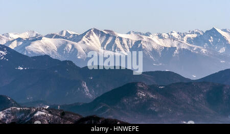 Winter Tatra Panorama mit schneebedeckten Gipfeln und klaren Himmel von velka luka Hügel auf Martinske Hole in Lucanska Mala Fatra in der Slowakei Stockfoto