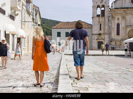 Model Release, Paerchen Spaziert Hand in Hand schlug Den Hauptplatz von Hvar, Dalmatien, Fernsehreihe - paar in Hvar, Kroatien Stockfoto