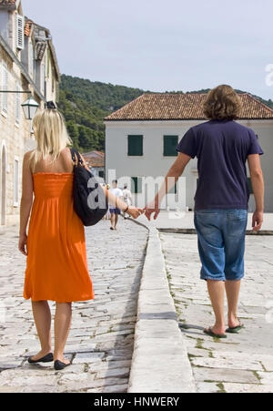 Model Release, Paerchen Spaziert Hand in Hand schlug Den Hauptplatz von Hvar, Dalmatien, Fernsehreihe - paar in Hvar, Kroatien Stockfoto