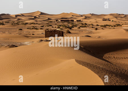 Touristischen Camp zwischen Dünen. Landschaft der marokkanischen Wüste. Sahara an der Grenze zu Algerien. Stockfoto