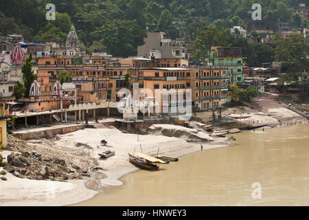 Rishikesh, Indien - 24. September 2014: Sunset View der Bank des Flusses Ganges in der Nähe von Lakshman Jhula in Rishikesh, Indien am 24. September 2014. Stockfoto