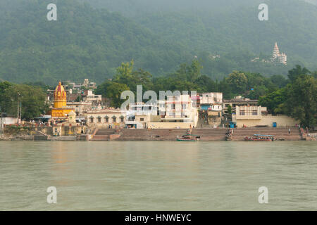 Rishikesh, Indien - 24. September 2014: Sonnenuntergang Blick auf Baden Ghats in der Nähe von Ram Jhula am Ufer des Ganges, Rishikesh, Indien am 24. September 2014. Stockfoto