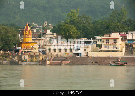 Rishikesh, Indien - 24. September 2014: Sonnenuntergang Blick auf Baden Ghats in der Nähe von Ram Jhula am Ufer des Ganges, Rishikesh, Indien am 24. September 2014. Stockfoto