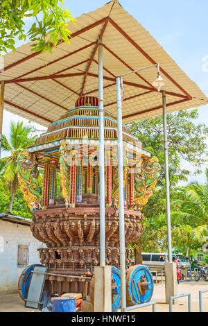 Die geschnitzten hölzernen hinduistische Festival Beförderung steht neben dem Munneswaram Tempel unter dem Vordach, Chilaw, Sri Lanka. Stockfoto