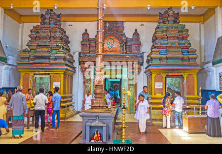 MUNNESWARAM, SRI LANKA - 25. November 2016: Innenraum der Shiva-Tempel in Munneswaram Kovil, komm Anbeter mit Obstschalen und Blumen, November Stockfoto