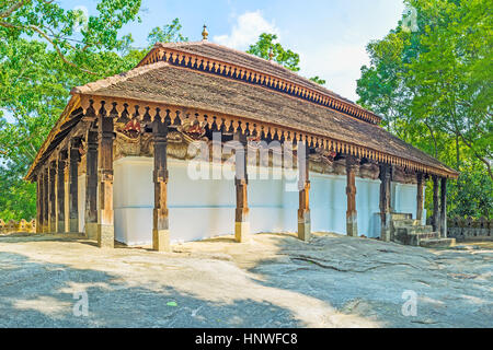 Padeniya Raja Maha Viharaya Tempel befindet sich oben auf dem Felsen und verziert mit geschnitzten Holzsäulen und einzigartige Fries von Löwen, Dehnung aro Stockfoto