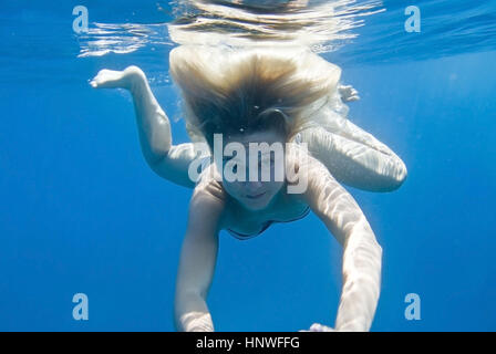 Model Release, Junge Frau Schwimmt Unter Wasser - junge Frau unter Wasser Stockfoto
