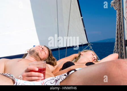 Model Release, Paar so Wohnhauses bin Segelschiff - paar entspannende auf Segelboot Stockfoto