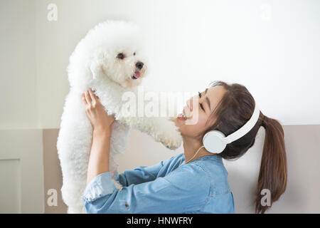 Lächelnde Frau mit Hund Stockfoto