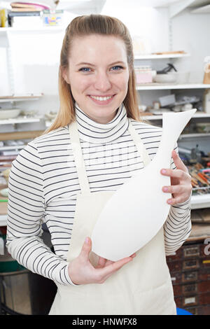 Porträt der Frau mit Vase aus Keramik Studio Stockfoto