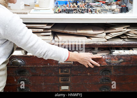 Frau im Töpferatelier Materialien aus Plan Brust entfernen Stockfoto