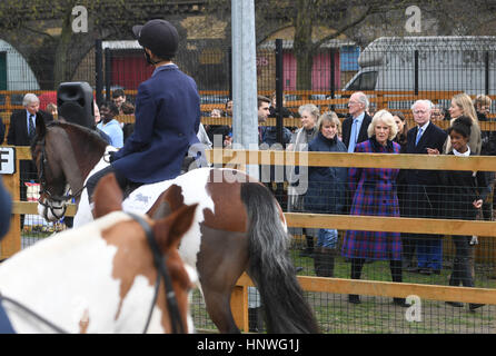 Die Herzogin von Cornwall, Präsident des Vereins Ebenholz Pferd besucht die Nächstenliebe Brixton Reitzentrum zum 21. Jubiläum des Vereins. Stockfoto