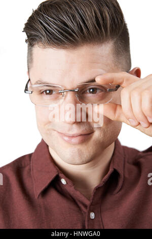 Junger Mann versucht auf neue Brille Stockfoto