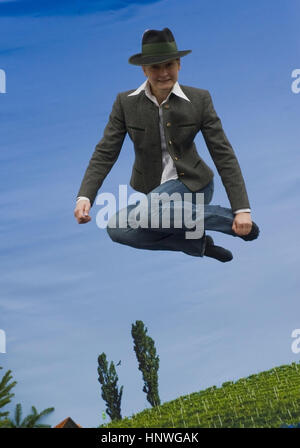 Springende Steirerin in Tracht Auf Trampolin, Aufsteirern 2008 - springen steirischen Person auf Trampolin Stockfoto