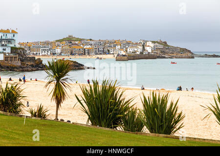 Blick auf St. Ives aus Carbis Bay, Cornwall, England, UK Stockfoto