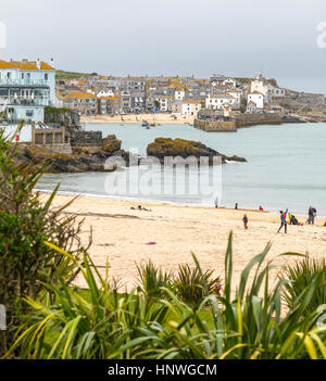 Blick auf St. Ives aus Carbis Bay, Cornwall, England, UK Stockfoto