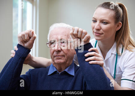 Beurteilung der Schlaganfall-Opfer durch Arme Krankenschwester Stockfoto