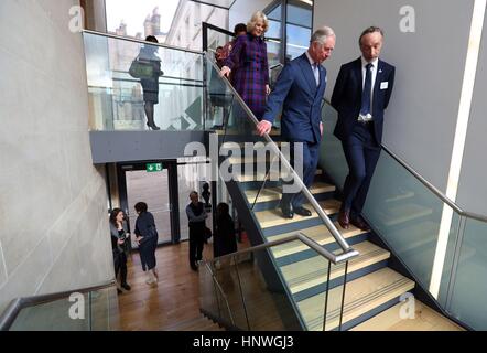 Der Prince Of Wales und der Herzogin von Cornwall sind um von BCA Direktor Paul Reid (rechts) während ihres Besuches auf schwarz kulturelle Archive (B.C.A.), in Brixton, Südlondon gezeigt. Stockfoto