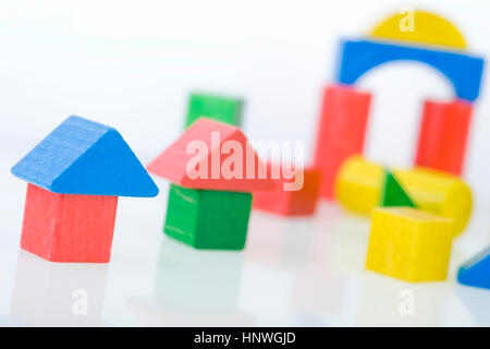 Bunte Holzbausteine - farbige Bausteine Stockfoto