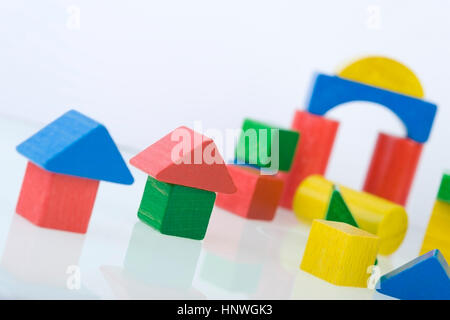 Bunte Holzbausteine - farbige Bausteine Stockfoto