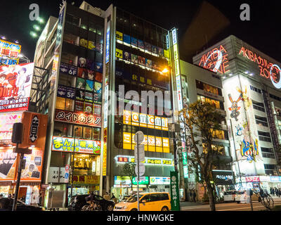 Den hellen Lichtern und Straßenbild von Akihabara, Tokyo, das Mekka der gamer und Anime und Manga-Kultur. Stockfoto