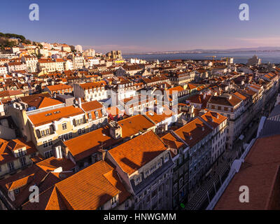 Lissabon, PORTUGAL - 10. Januar 2017: Stadtbild von Lissabon vom Miradouro Elevador de Santa Justa (Aussichtspunkt an der Spitze der Santa Justa Eleva gesehen Stockfoto